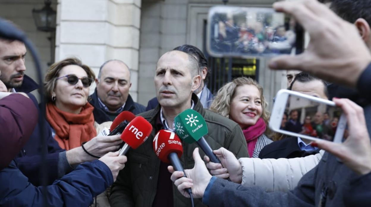 Los interinos, esta mañana en los Juzgados presentando la denuncia