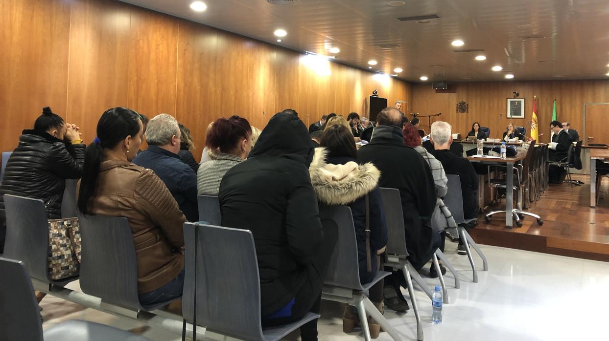 Los acusados en la sala ante el tribunal