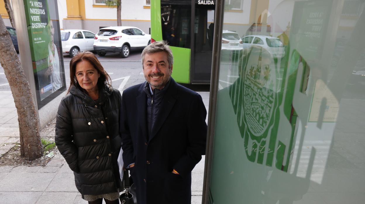 Ana Tamayo y Miguel Ángel Torrico, en una parada de Aucorsa esta mañana