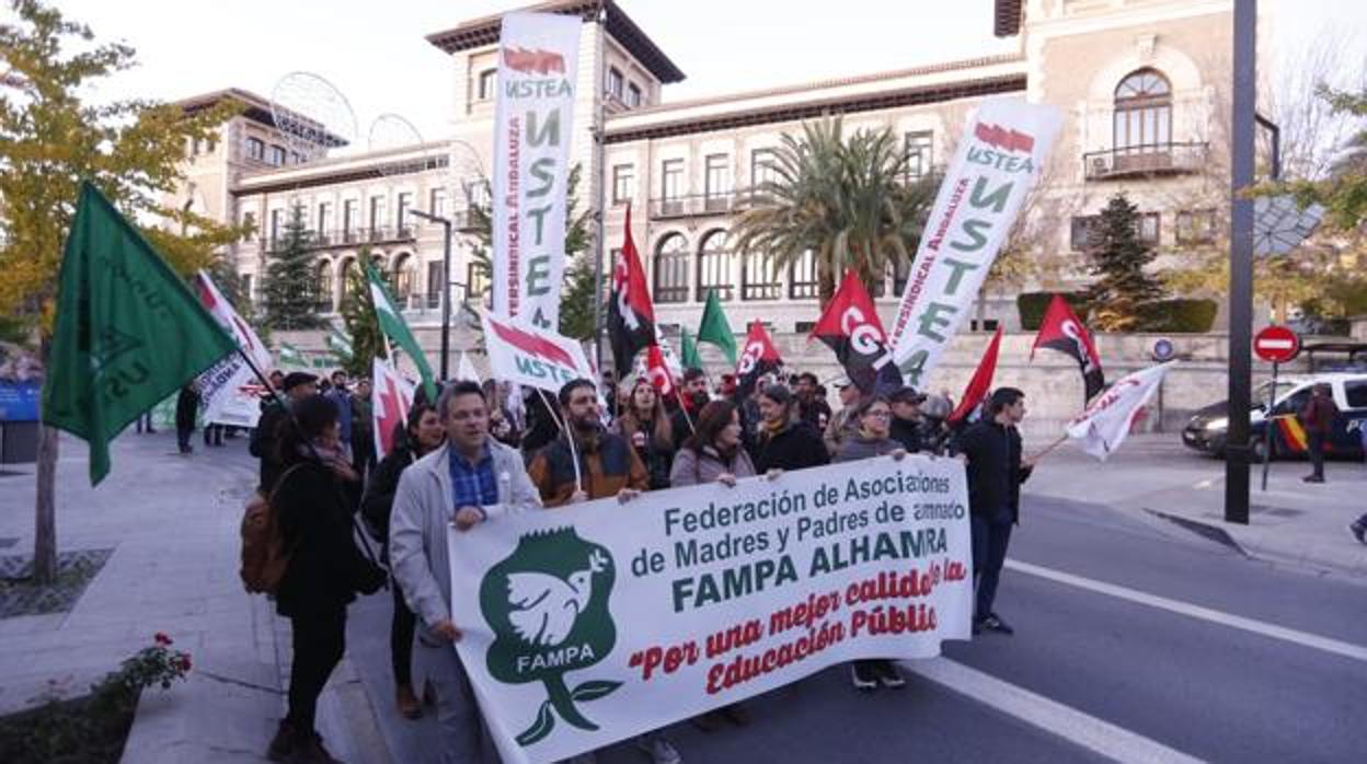 Manifestación contra los recortes escolares frente a la Delegación de Educación en Granada