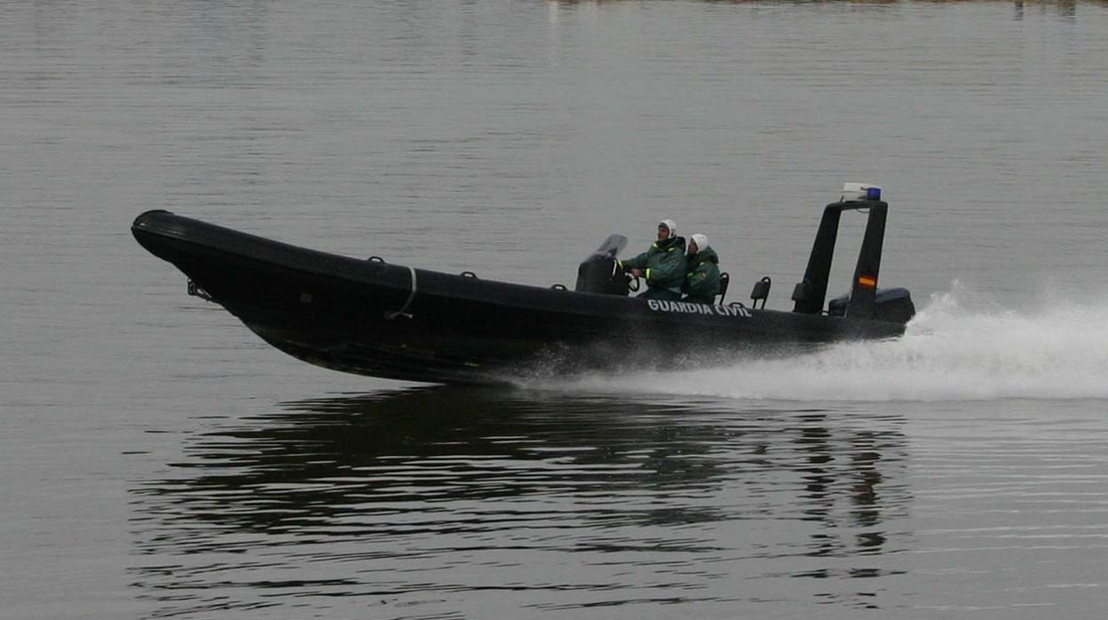 Una lancha de la Guardia Civil