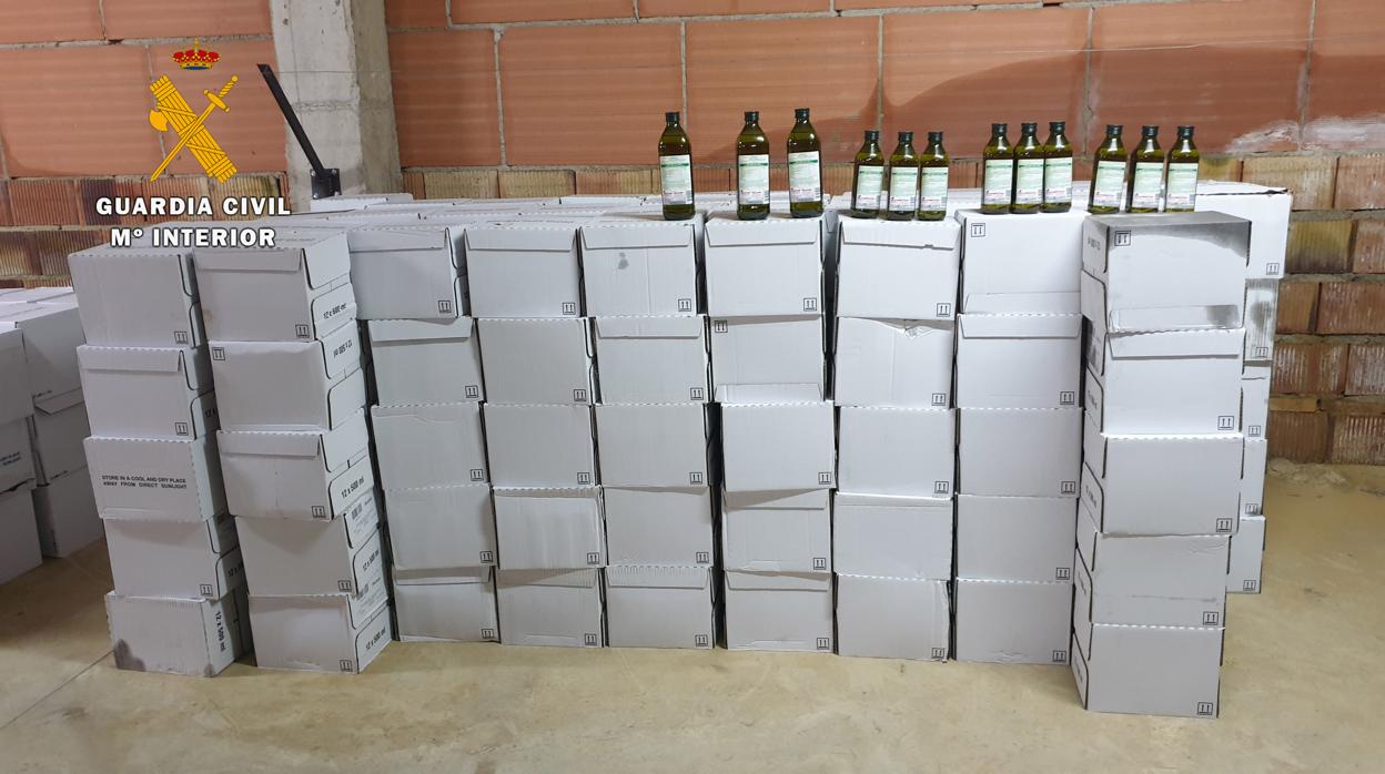 Cajas de botellas de aceite de oliva incautadas por la Guardia Civil