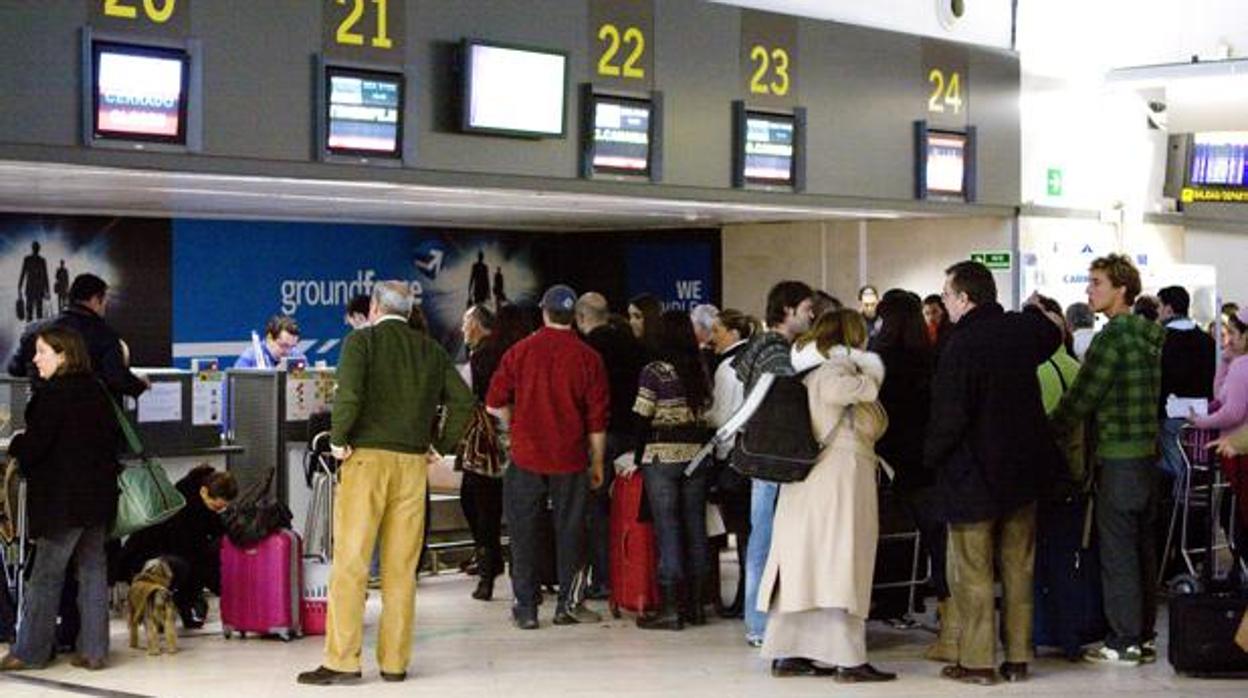 Pasajeros en el aeropuerto de Sevilla