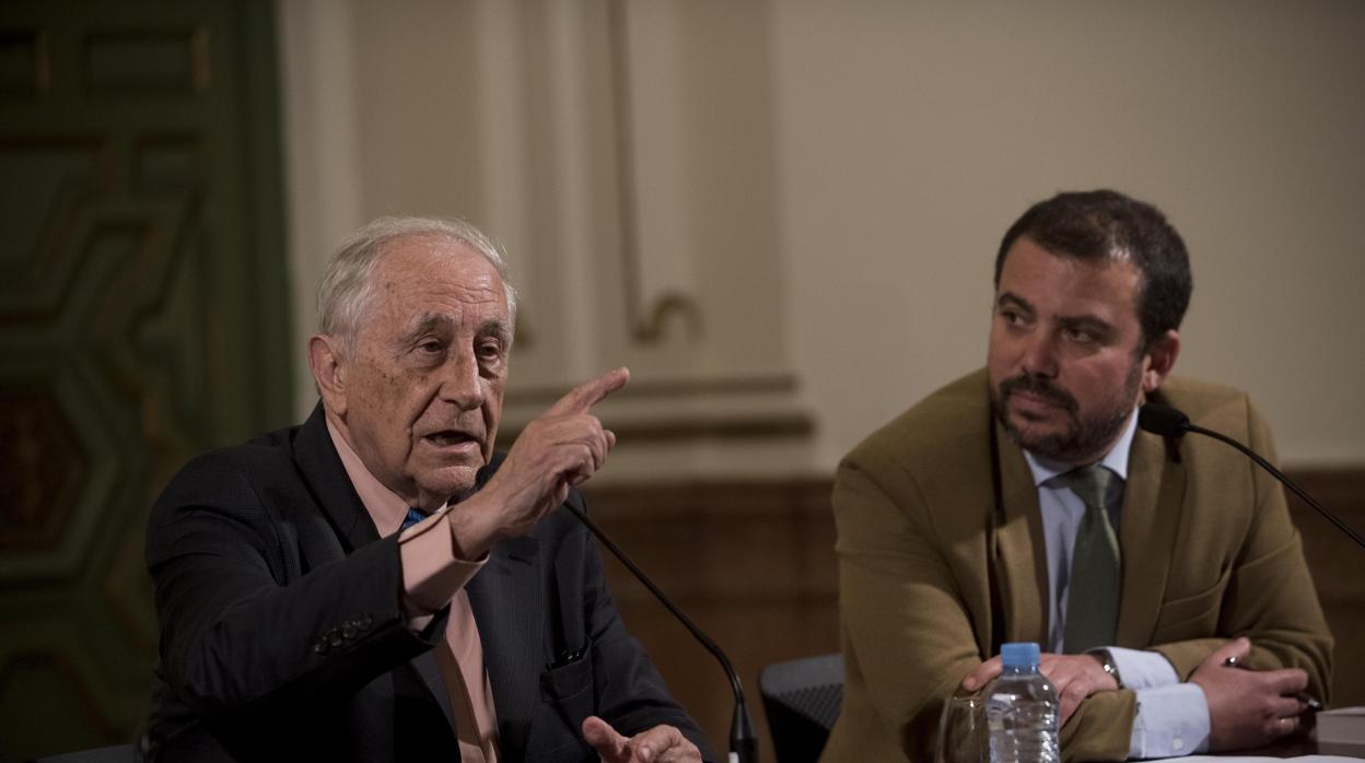 Inocencio Arias junto a Fernando del Valle durante la intervención