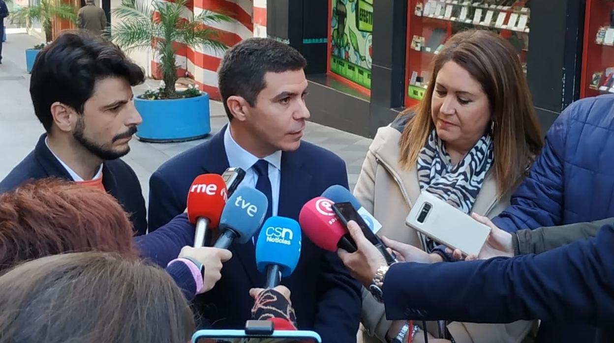 Sergio Romero, en el centro de la imagen, atiende a los medios en Algeciras