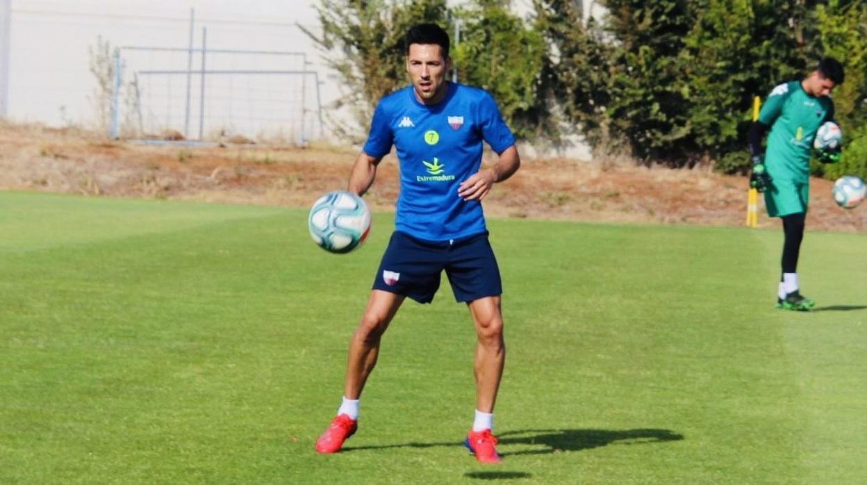 El extremo del Extremadura Carlos Valverde pelotea en un entrenamiento