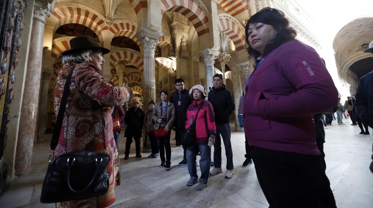 Un grupo de turistas japoneses en la Mezquita-Catedral de Córdoba