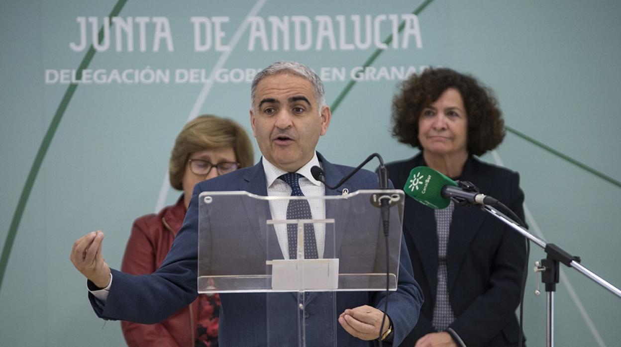 En primer plano, Antonio Jesús Castillo, ya exdelegado de Educación en Granada.