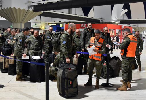 Soldados de la Brigada se disponen a embarcar esta madrugada en el aeropuerto de Sevilla