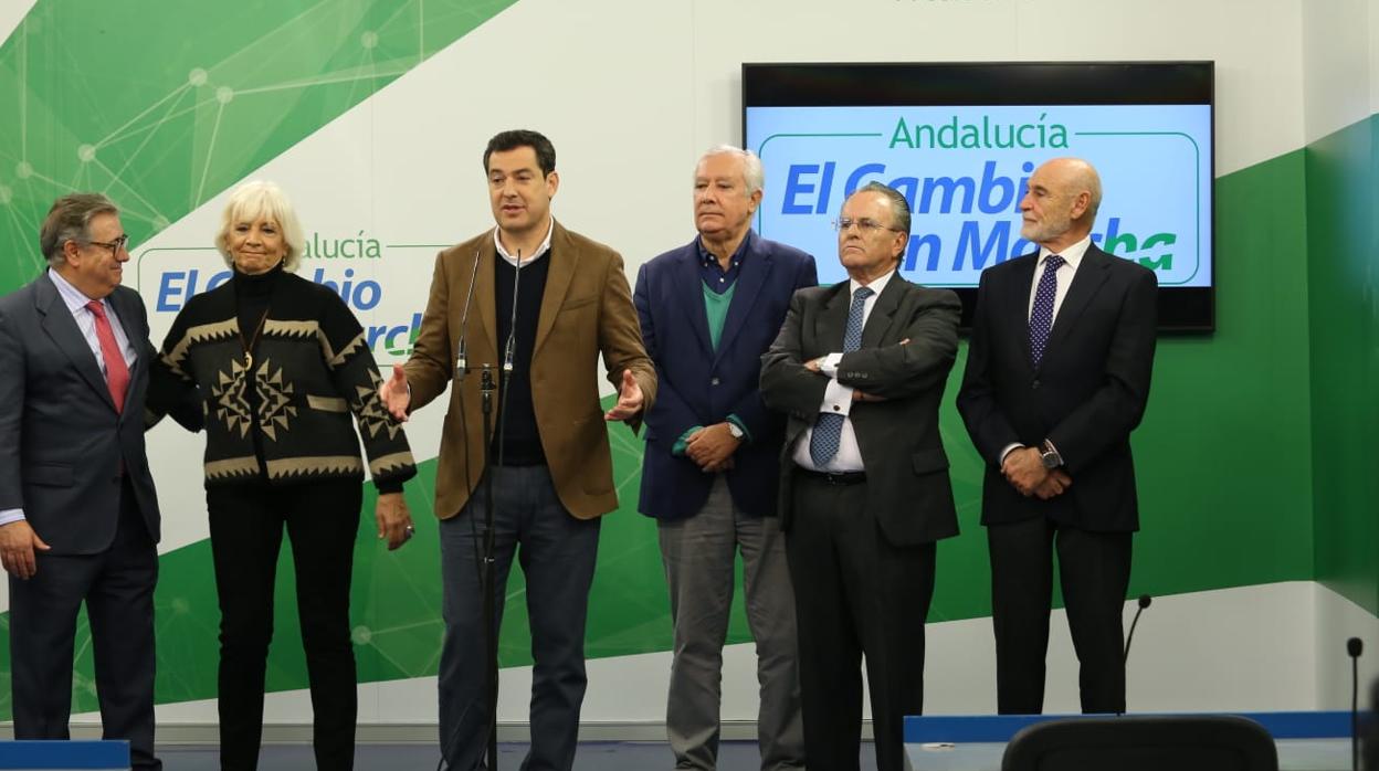 Moreno (centro), junto a Juan I. Zoido, Teófila Martínez, Javier Arenas, Antonio H. Mancha y Gabino Puche