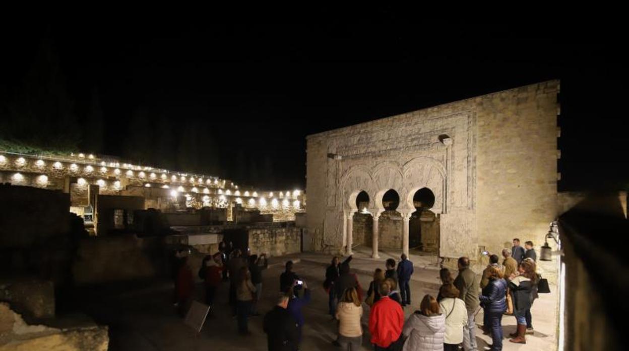 Visitantes en Medina Azahara durante una visita nocturna