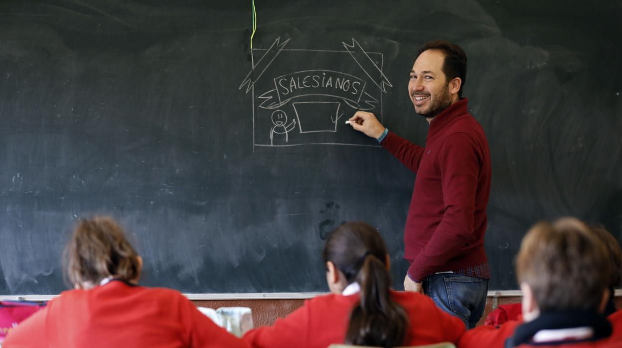 Jacinto Molero, el pasado miércoles, dando clase en su aula de los Salesianos