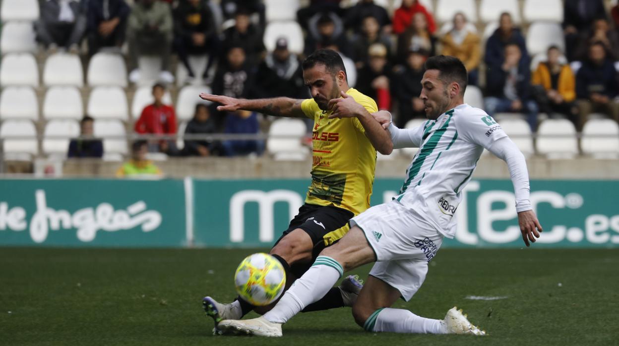 El debutante Carlos Valverde, en una acción del Córdoba CF ante el Villarrubia este domingo