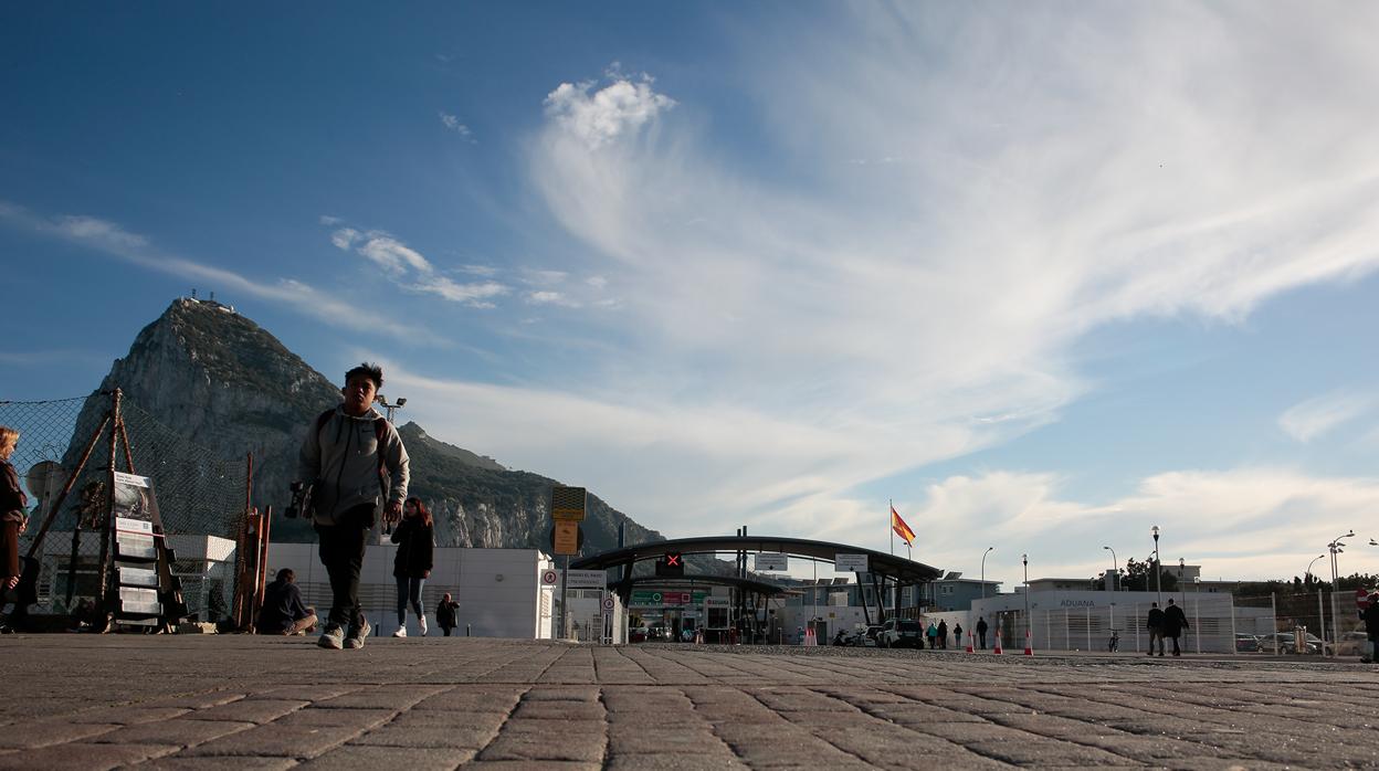 Imagen de la Aduana que separa La Línea de la Concepción de Gibraltar