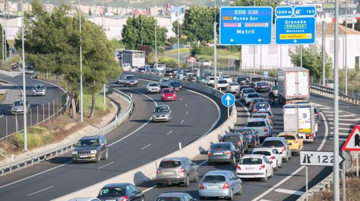 Los habituales atascos en la circunvalación, una de las causas de la contaminación en Granada