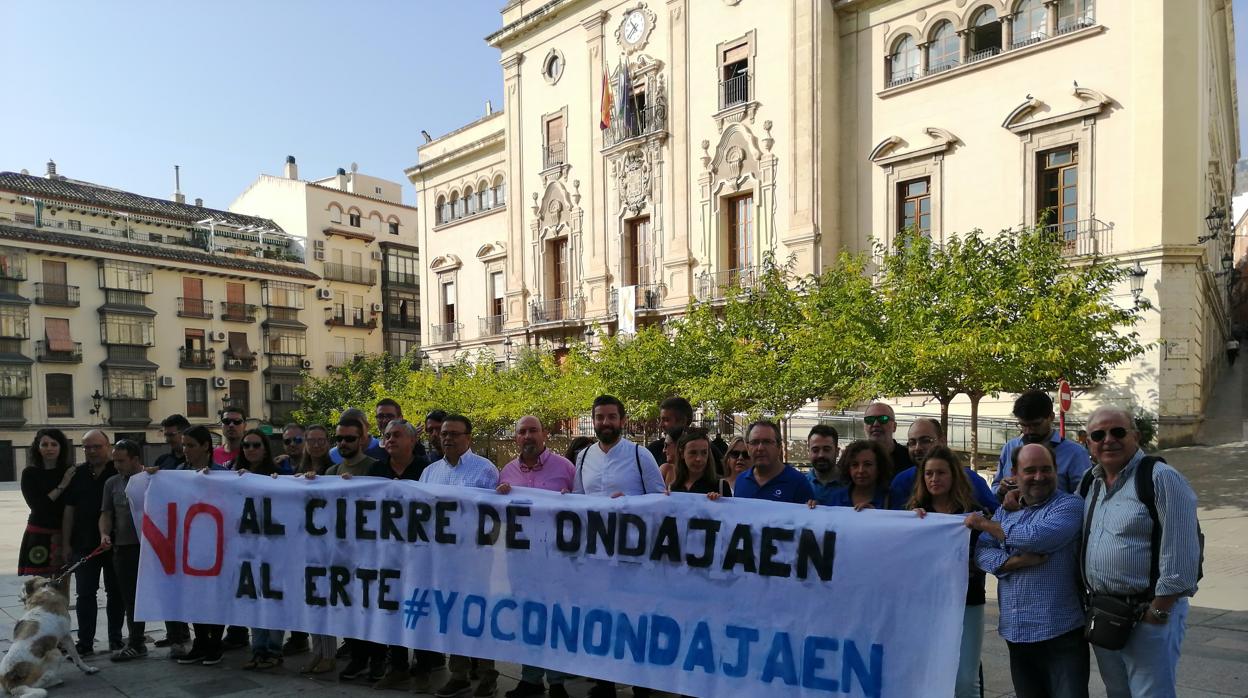 Trabajadores y sindicalistas durante una concentración ante el Ayuntamiento de Jaén