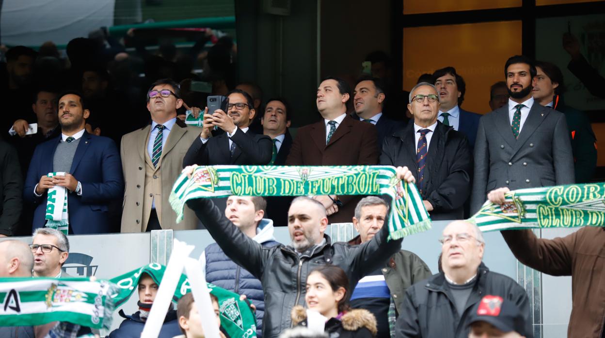 Los representantes de Infinity, en el palco en el partido ante el Marbella