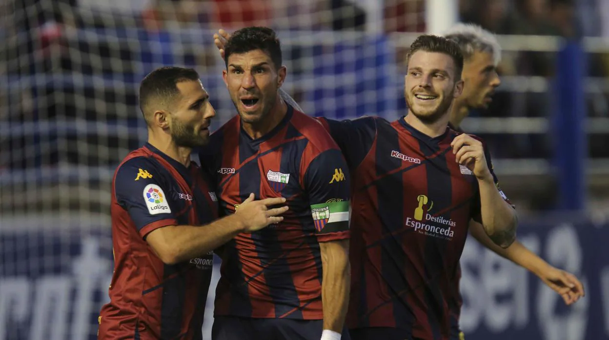 Willy, con el brazalete de capitán, celebra un gol con el Extremadura