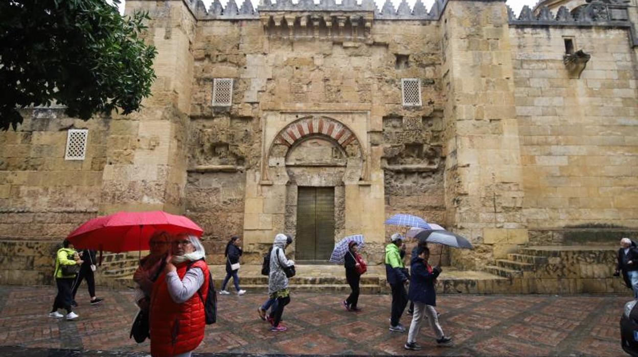 Turistas con paraguas en la Mezquita-Catedral