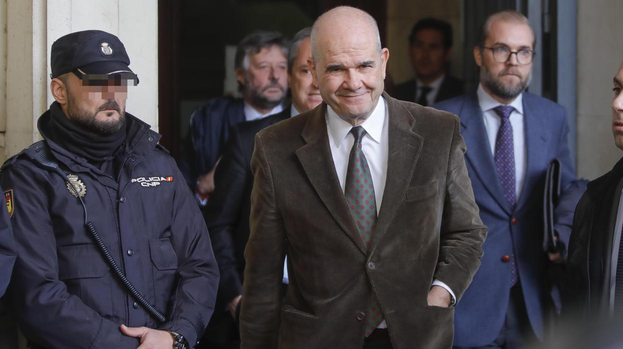 Manuel Chaves, saliendo de la Audiencia de Sevilla