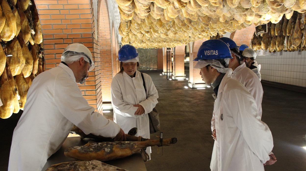 Los cocineros japoneses durante la masterclass recibida en Jabugo