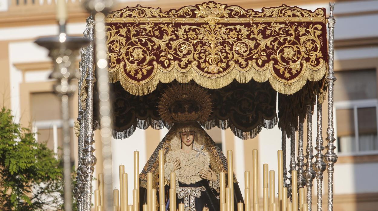 María Santísima de Gracia y Amparo, en su paso de palio el Lunes Santo de Córdoba