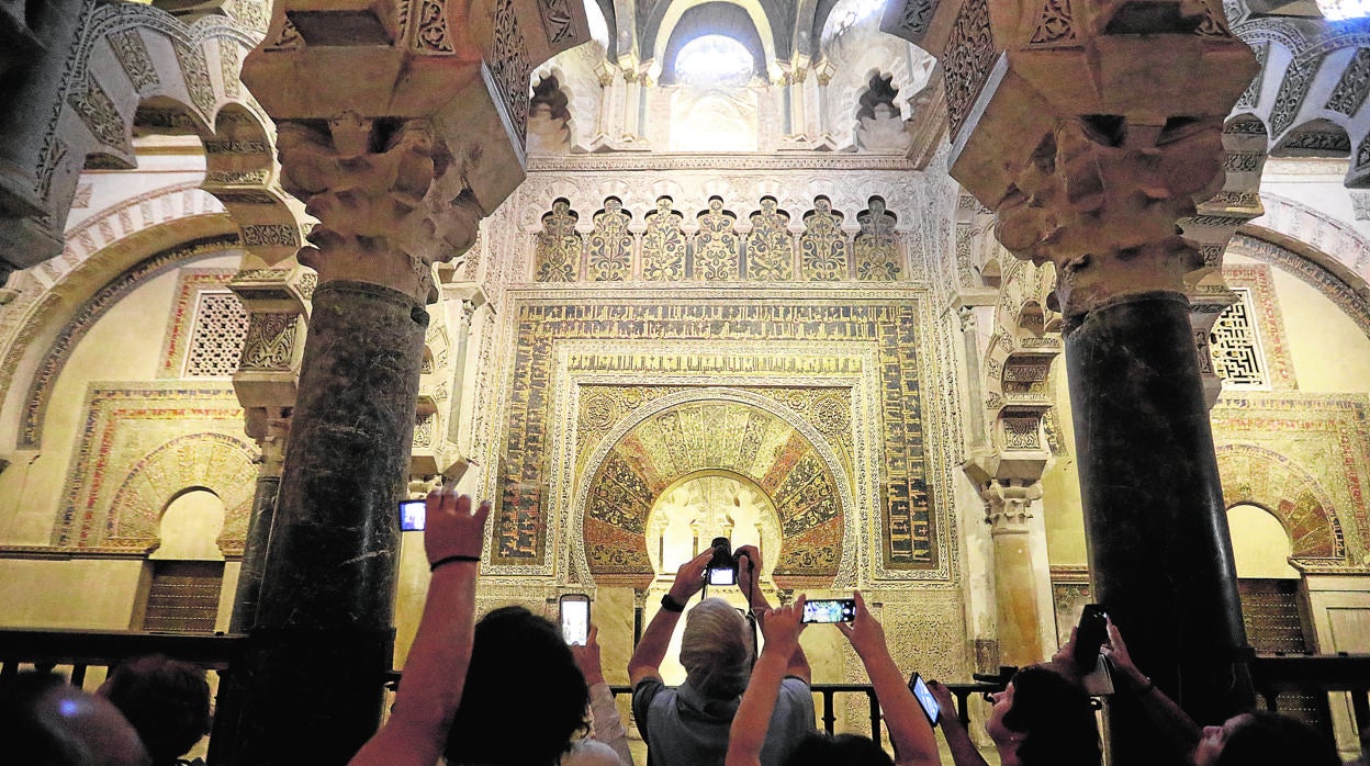 Turistas en el interior de la Mezquita-Catedral