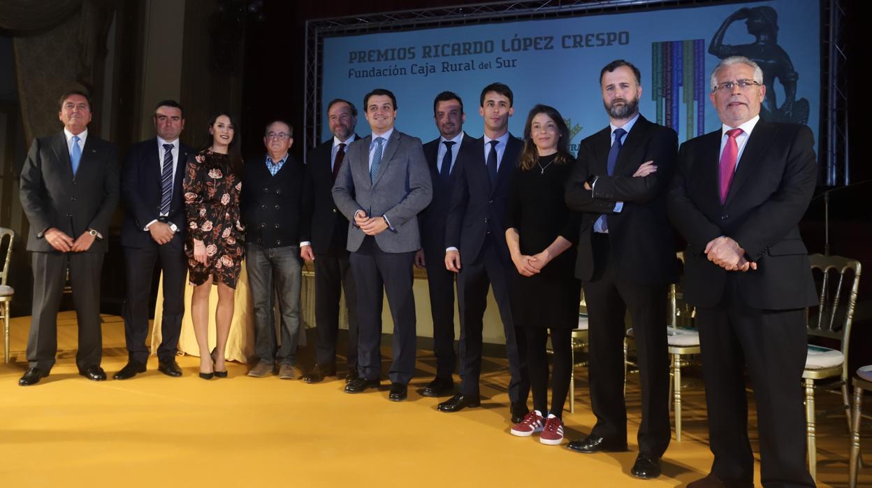 Foto de familia de los premiados con el presidente de la Fundación Caja Rural del Sur y el alcalde