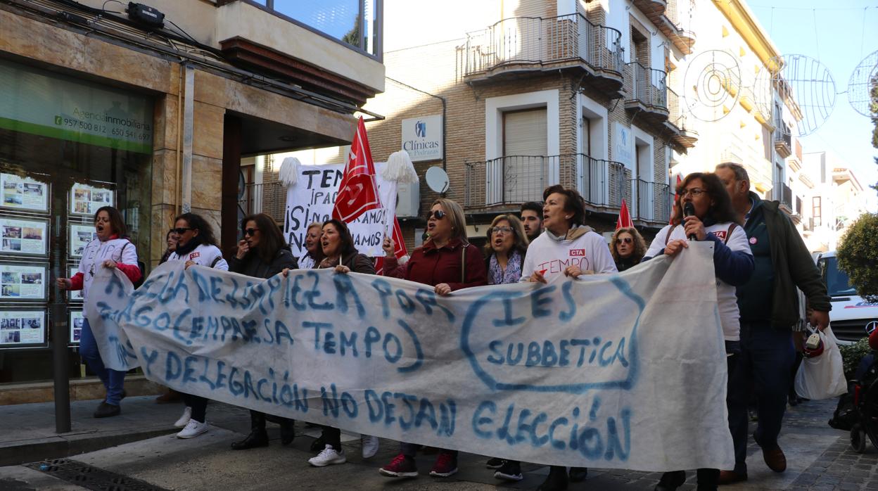 Manifestación de trabajadoras de limpieza de centros públicos, en Lucena