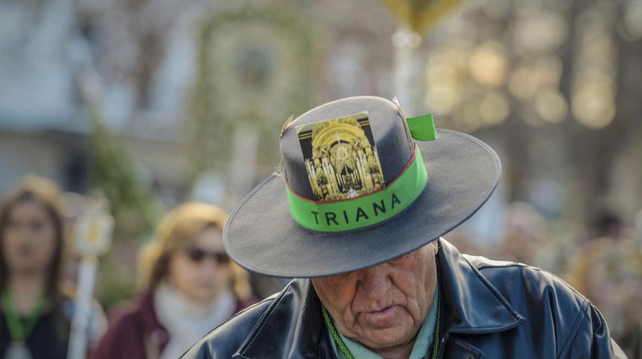 Detlle del sombrero de uno de los tamborileros de la Hermandad del Rocío de Triana