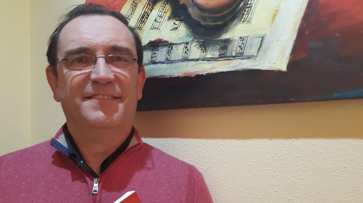 El profesor cordobés Francisco José Rosal Nadales, con un ejemplar de su libro