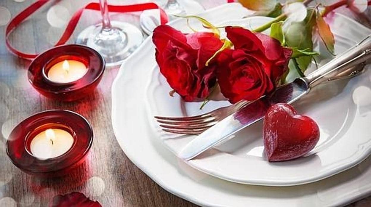 Una cena romántica es uno de los planes clásicos para San Valentín