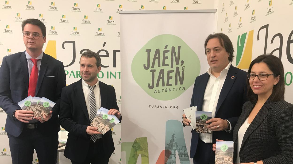 El alcalde, Julio Millán, segundo por la izquierda, y dos concejales, en la presentacion de la marca Jaén en Fitur