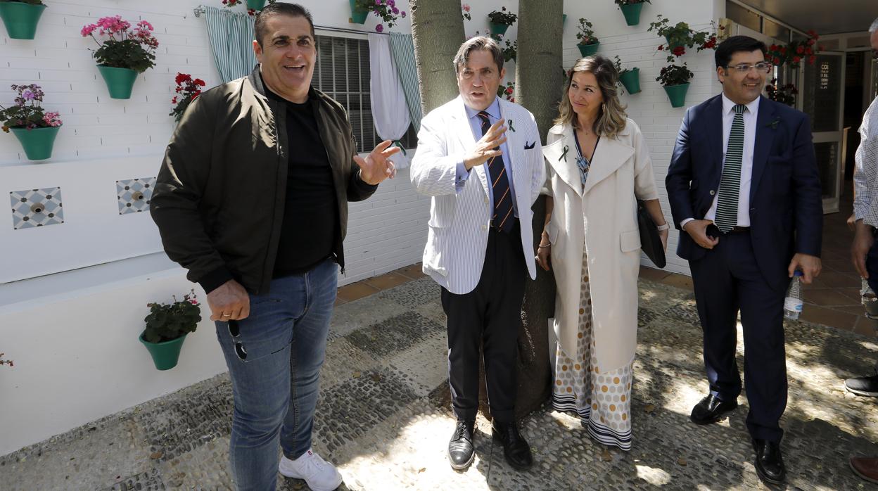 Joaquín Zulategui, con chaqueta azul celeste, en un acto en el estadio El Arcángel