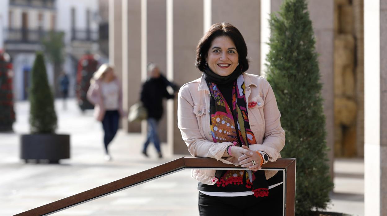 Eva Timoteo a las puertas del Ayuntamiento de Córdoba