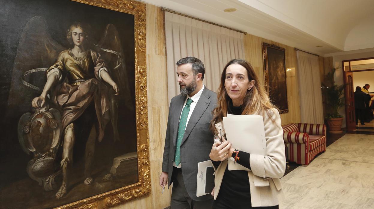 Rafael Saco y Paula Badanelli en los pasillos del Ayuntamiento