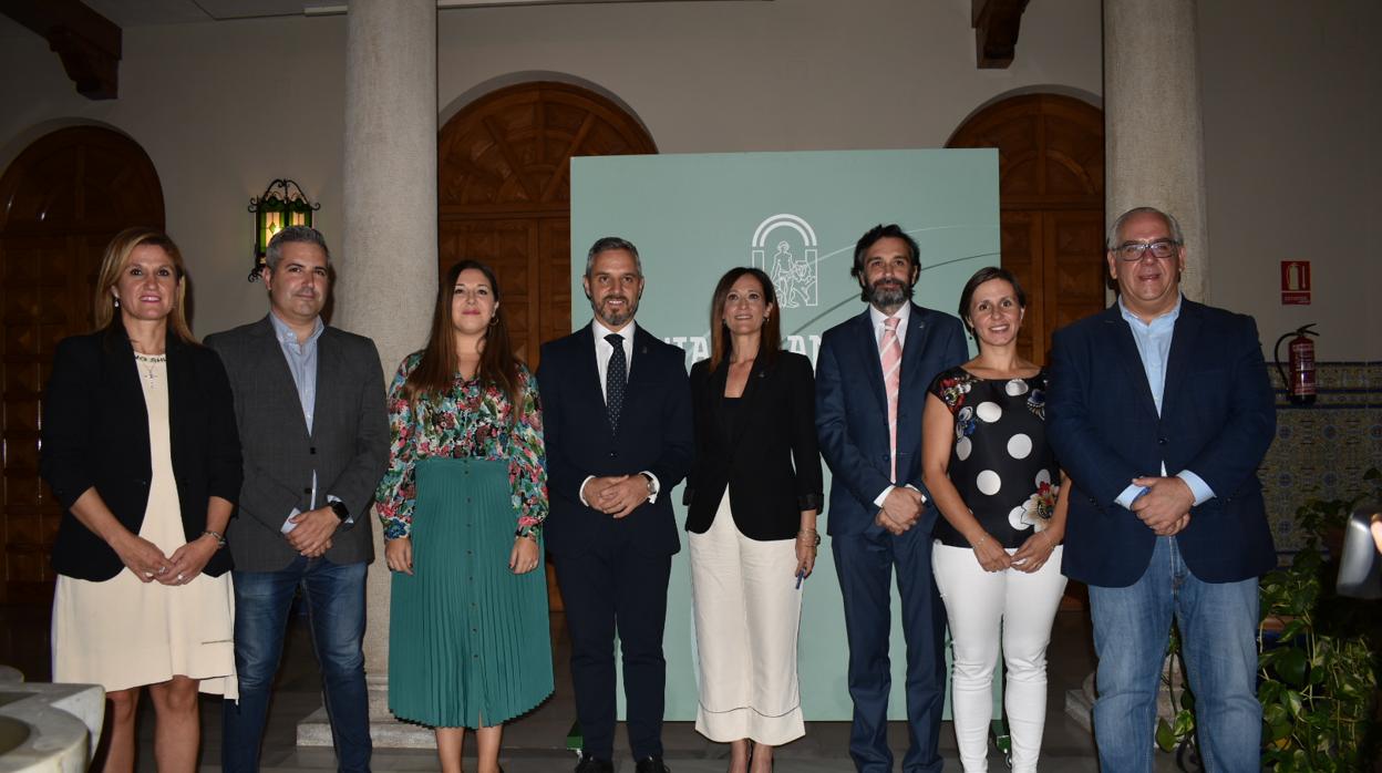 Los delegados de la Junta de Andalucía en Jaén, junto al consejero de Hacienda, Juan Bravo