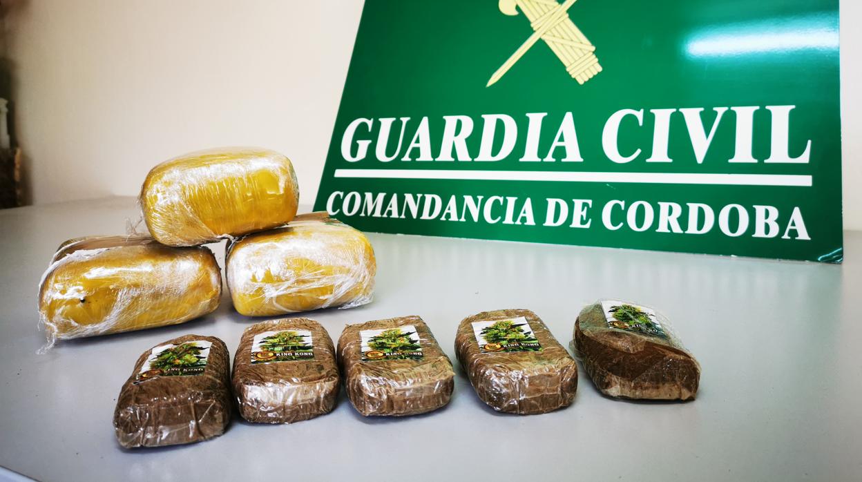 Paquetes de marihuana intervenidos por la Guardia Civil en un registro en la A-45