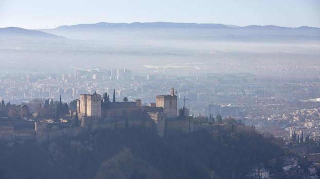 La boina de contaminación, perceptible a simple vista en Granada.