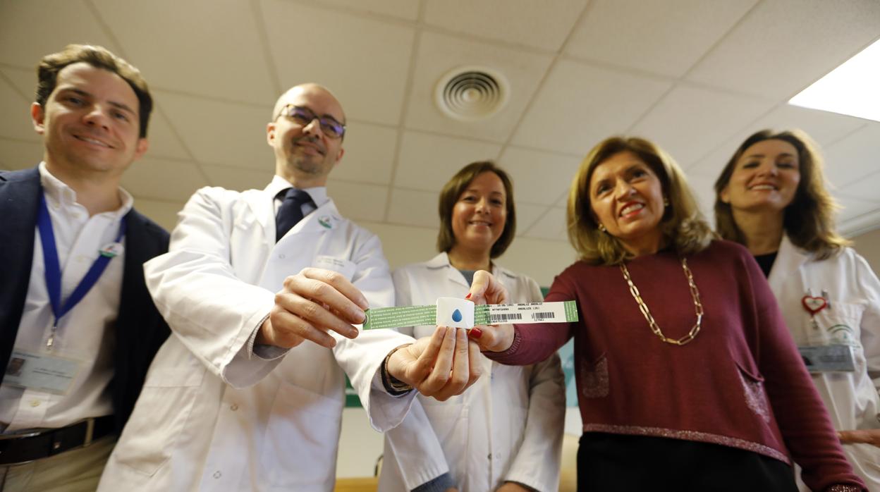 La delegada de Salud y los directos del hospital, con la pulsera