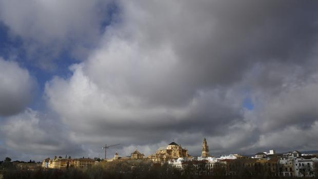 El tiempo en Córdoba | Cielos nubosos, frío suave y cierto riesgo de lluvia para el martes