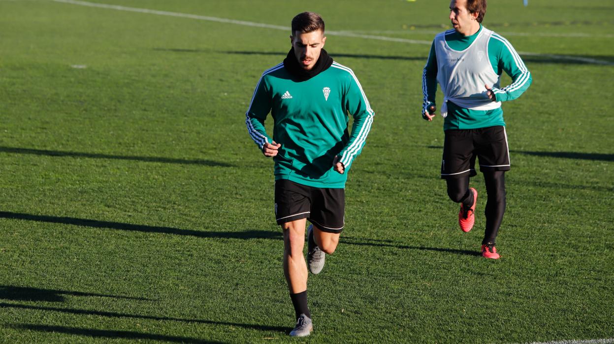 El extremo del Córdoba CF Zelu trota en un entrenamiento