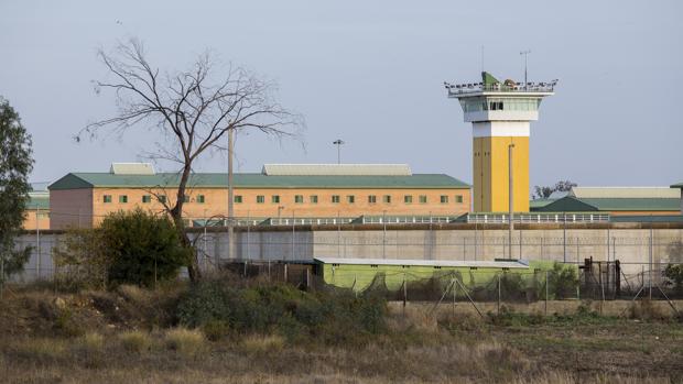 Funcionarios del penal de Huelva repelen la agresión de un preso armado con un «pincho» carcelario