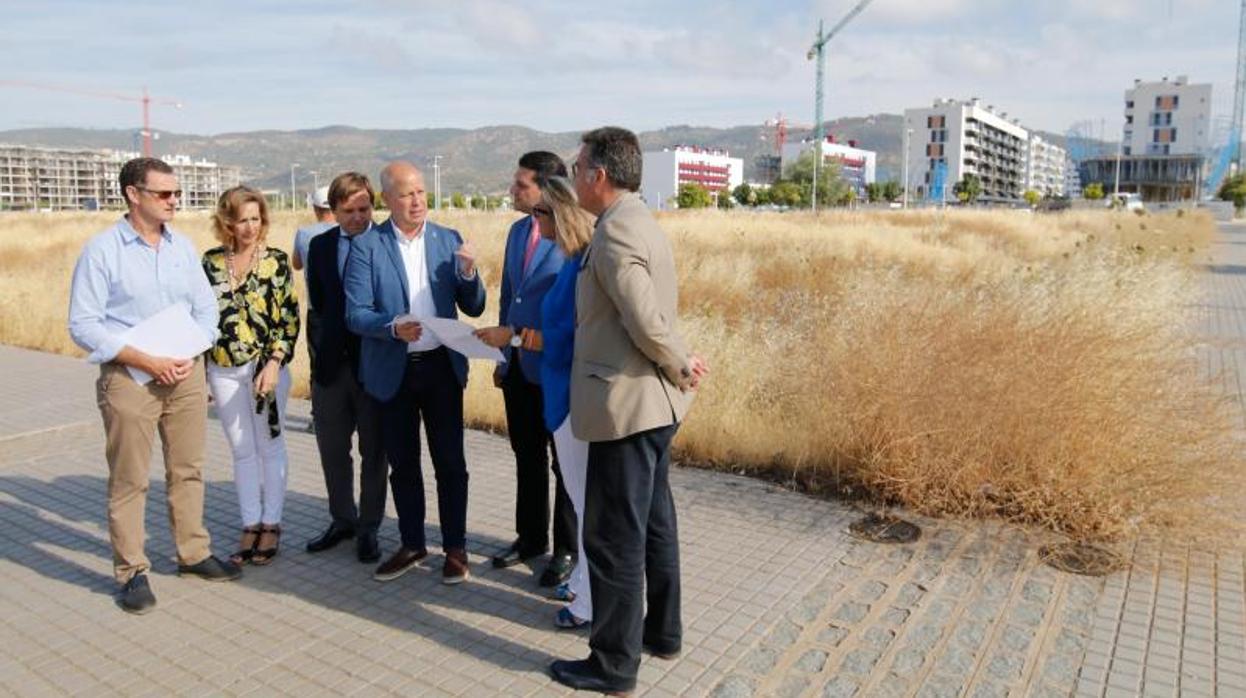 Imbroda, en el centro, junto a responsables de la Junta y el Ayuntamiento en una visita al solar, en junio de 2019