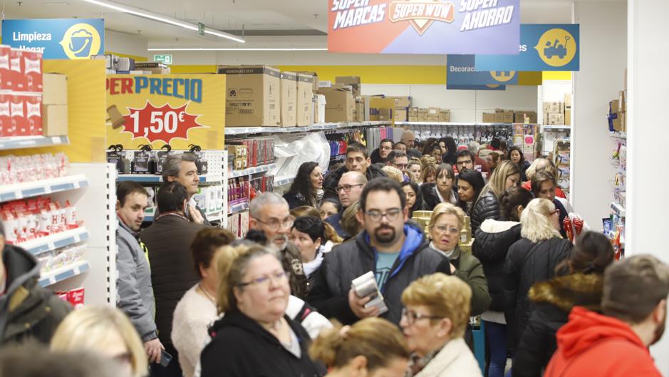 La primera tienda Dealz de Córdoba se da un baño de masas en su inauguración
