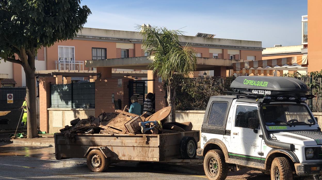 Enseres destrozados por el barro en una zona residencial de Campanillas