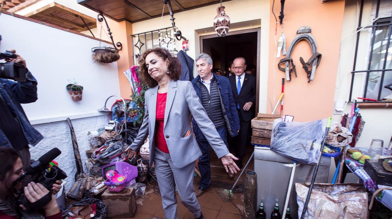 La ministra portavoz hace un gesto tras visitar una vivienda afectada por el temporal en Campanillas