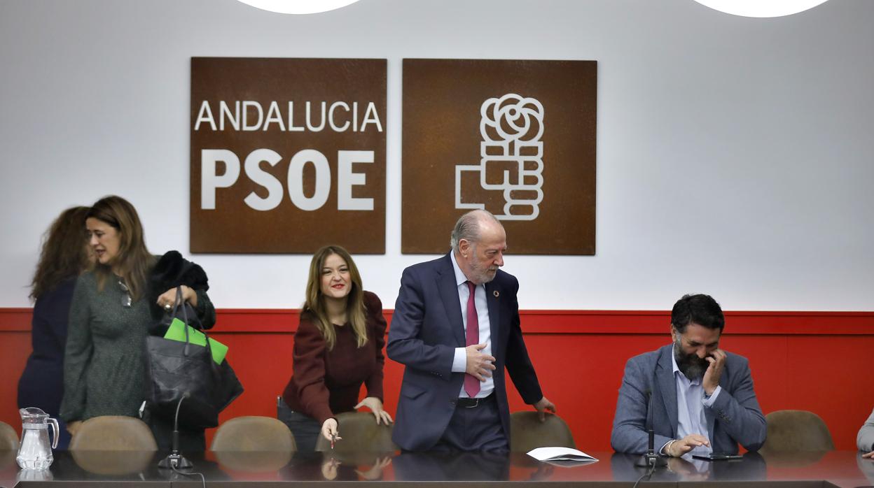 Verónica Pérez junto a Rodríguez Villalobos en la última Ejecutiva Provincial del PSOE de Sevilla