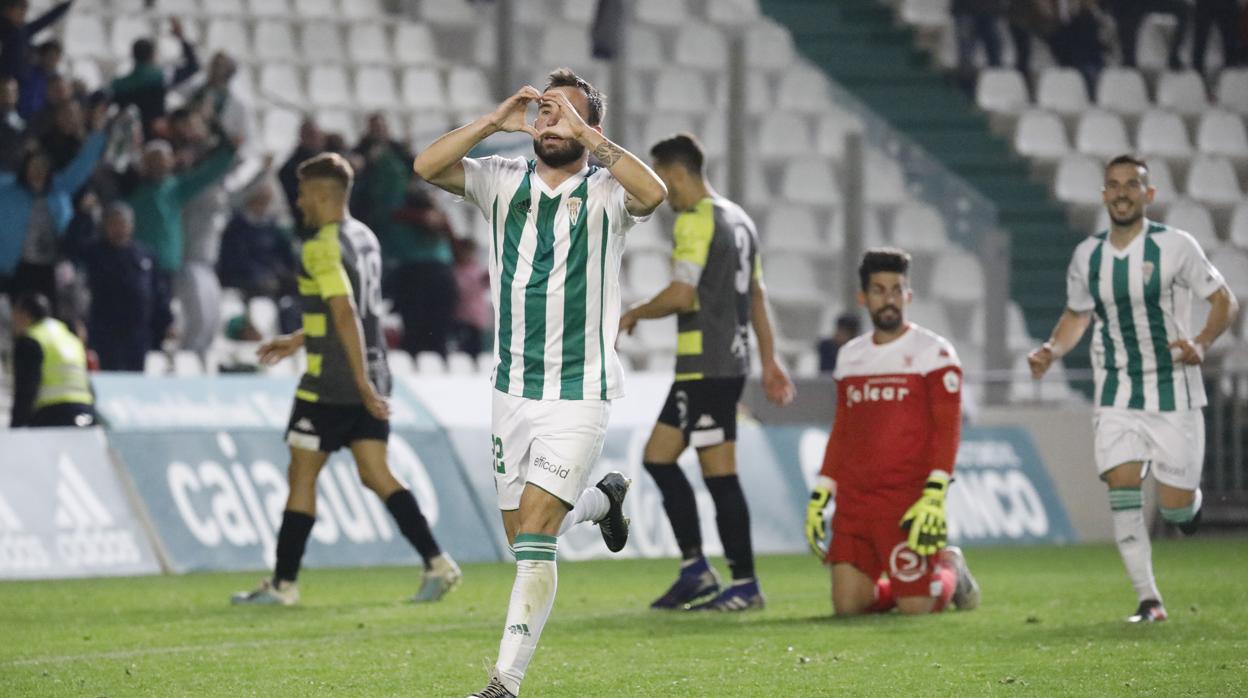 Sebas celebra su gol ante el Sanluqueño