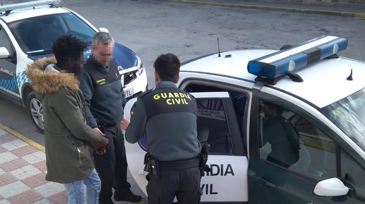 Dos agentes de la Guardia Civil vigilan al joven detenido